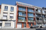 Luxueus afgewerkt en ongemeubeld appartement in een stijlvolle nieuwbouwresidentie, rustige ligging kortbij de winkelstraat en het strand. Bestaat uit een mooie woonkamer met terrasje, volledig ingerichte keukenhoek met o.a. vaatwas, inkomhall met vestiaire, afzonderlijk toilet, bergplaats met aansluiting wasmachine, badkamer met ligbad, 2 slaapkamers, mooi zuidgericht terras achteraan met open zicht, CV op gas, ... Beschikbaar vanaf 01/10/2018. Bij de vermelde huurprijs komen er geen bijkomende kosten gebouw/syndic. Onder deze tekst bij "documenten" vindt u een grondplannetje van dit appartement. (14/012)